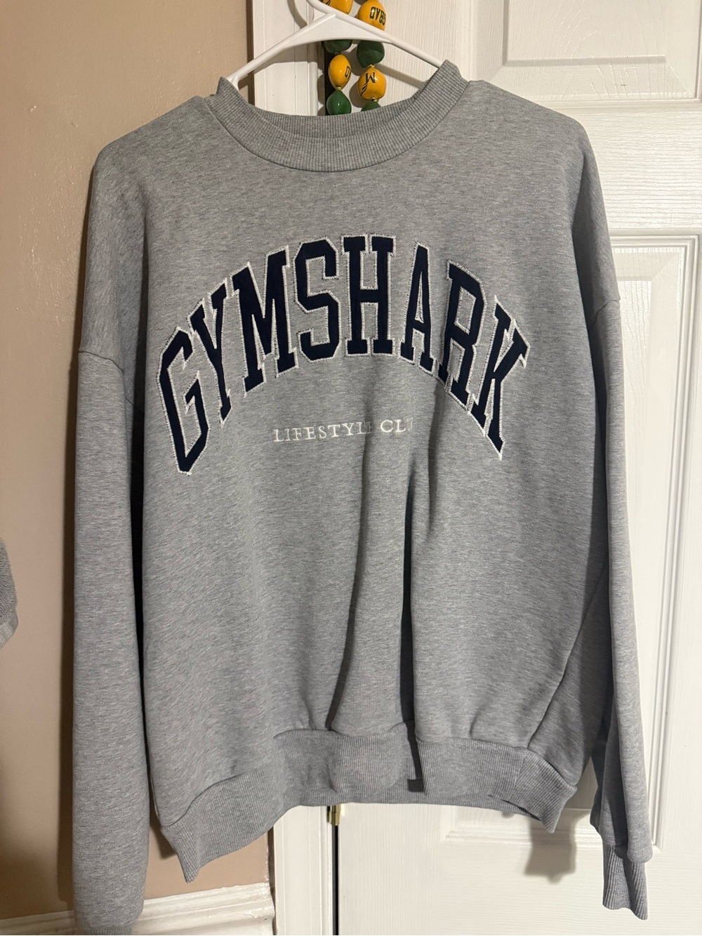 GYMSHARK COLLEGIATE GRAPHIC CREW NECK PULLOVER